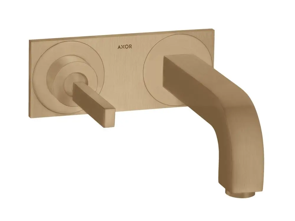 Wandmontierter AXOR-Waschtischmischer mit Unterputzinstallation, einhebeliger Bedienung und auslaufendem Wasserhahn in gebürsteter Bronze.